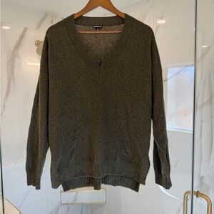 Minnie Rose 100% cashmere V-neck sweater (size L, olive green)